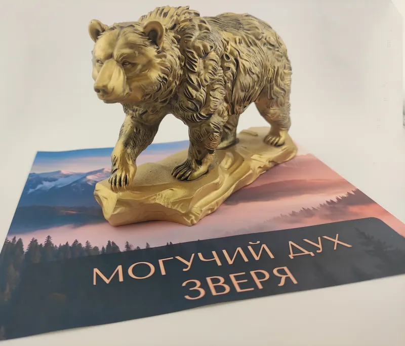 Локальная статуэтка медведя с информационной карточкой серии