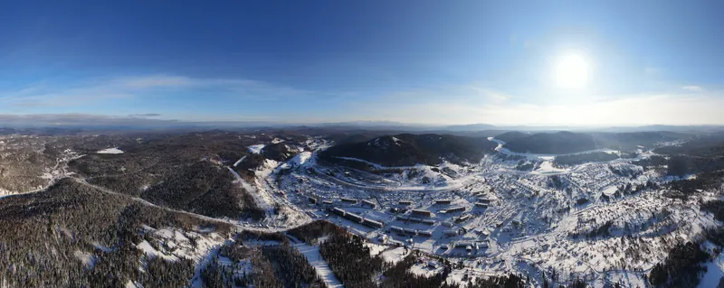 Зимняя панорама горного посёлка Каз и окружающих хребтов